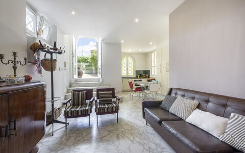 La Villetta: Mobilia, Divano, Tavolo, Cabinetry, Interior Design, Sedia, Legna, Pianta Della Casa, Soggiorno, Pavimento