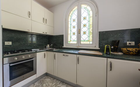 La Villetta: Cabinetry, Controsoffitto, Lavandino Della Cucina, Rubinetto, Cucina Stufa, Finestra, Cucina, Illuminazione, Lavello, Interior Design