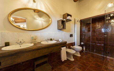Villa Campestri: Specchio, Marrone, Rubinetto, Idraulico Fixture, Lavello, Lavandino Del Bagno, Legna, Bagno, Costruzione, Illuminazione