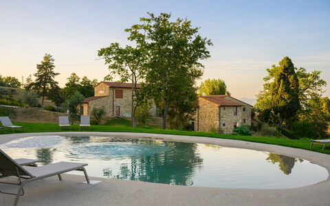 Villa Campestri: Acqua, Cielo, Pianta, Costruzione, Proprietà, Albero, Piscina, Paesaggio Naturale, Casa, Erba