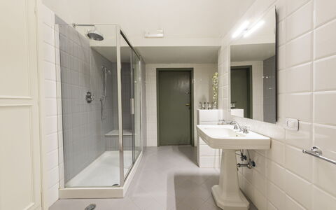 Villa San Gennaro: Specchio, Rubinetto, Lavello, Lavandino Del Bagno, Idraulico Fixture, Costruzione, Pianta, Bagno