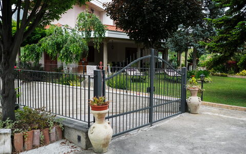 Residenza Thaulero: Pianta, Costruzione, Giorno, Albero, Infrastruttura, Botanica, Manto Stradale, Recinzione, Portico, Casa