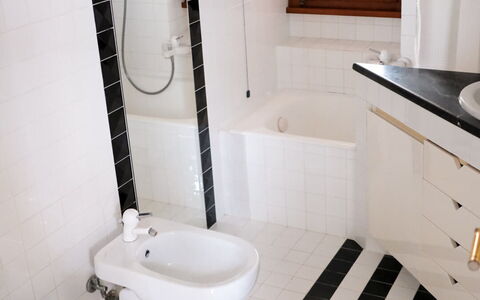 Residenza Thaulero: Rubinetto, Idraulico Fixture, Proprietà, Lavandino Del Bagno, Bianca, Bagno, Lavello, Toilet Seat, Viola, Interior Design