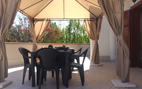 Residenza Thaulero: Proprietà, Mobilia, Tavolo, Costruzione, Sedia, Legna, Tessile, Shade, Interior Design, Albero