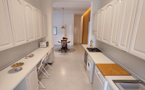 Tre Donne: Cabinetry, Mobilia, Costruzione, Tavolo, Interior Design, Architettura, Cucina, Pavimentazione, Pavimento