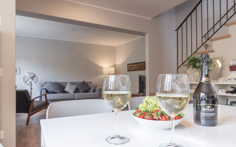 Casa Del Porto: Mobilia, Tavolo, Proprietà, Tavola, Bicchieri, Stemware, Interior Design, Bicchiere Di Vino, Barware, Dishware