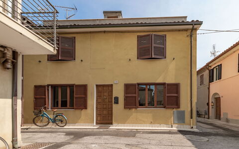 Casa Del Porto: Cielo, Bicicletta, Ruota, Proprietà, Finestra, Costruzione, Porta, Legna, Bicycle Wheel