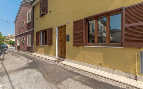 Casa Del Porto: Finestra, Legna, Manto Stradale, Costruzione, Asfalto, Brick, Urban Design, Cielo, Facciata, Marciapiede