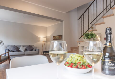 Casa Del Porto: Cibo, Proprietà, Bottiglia, Tavola, Tavolo, Interior Design, Ingrediente, Comfort, Controsoffitto