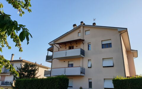 L'attico Di Castelfidardo: Cielo, Pianta, Costruzione, Finestra, Casa, Urban Design, Zona Residenziale, Facciata, Albero, Condominio