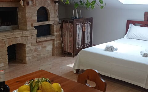 L'attico Di Castelfidardo: Tavolo, Mobilia, Cibo, Proprietà, Legna, Comfort, Tavola, Interior Design, Bottiglia, Pavimento