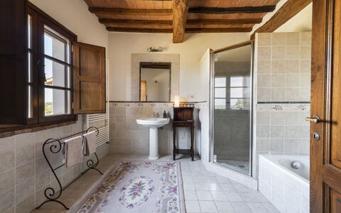 Villa Cevoli: Finestra, Costruzione, Porta, Idraulico Fixture, Legna, Bagno, Interior Design, Pavimentazione, Pavimento