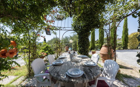 Villa Cevoli: Pianta, Tavolo, Mobilia, Tavola, Sedia, Natura, Albero, Mobili Da Esterno, Tovaglia, Tavolo Esterno