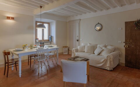 Appartamento Mancini: Tavolo, Proprietà, Mobilia, Legna, Costruzione, Divano, Architettura, Porta, Pavimento, Finestra