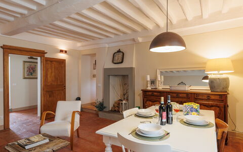 Appartamento Mancini: Tavolo, Mobilia, Proprietà, Costruzione, Legna, Cornice, Sedia, Illuminazione, Cabinetry, Interior Design