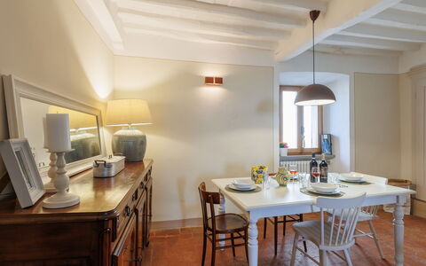 Appartamento Mancini: Tavolo, Mobilia, Proprietà, Legna, Sedia, Cabinetry, Costruzione, Illuminazione, Interior Design
