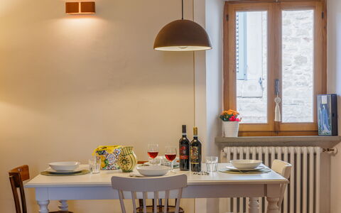 Appartamento Mancini: Proprietà, Mobilia, Tavolo, Finestra, Illuminazione, Interior Design, Legna, Scaffalature, Soggiorno, Parete
