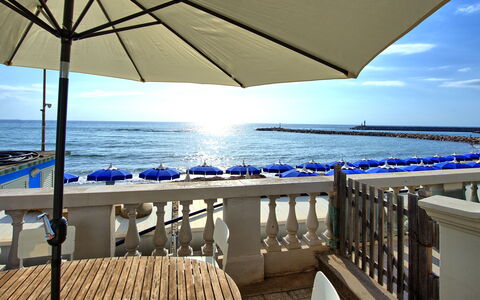 Casa Riva: Acqua, Cielo, Proprietà, Luce, Blu, Azzurro, Costruzione, Shade, Ombrello, Località Balneare