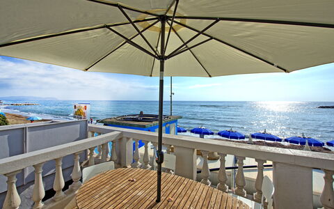 Casa Riva: Acqua, Cielo, Proprietà, Tavolo, Mobilia, Ombrello, Shade, Azzurro, Mobili Da Esterno, Legna