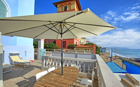 Casa Riva: Cielo, Costruzione, Proprietà, Acqua, Nube, Blu, Shade, Azzurro, Finestra, Illuminazione