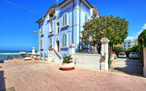 Casa Riva: Cielo, Pianta, Proprietà, Costruzione, Acqua, Finestra, Albero, Zona Residenziale, Immobiliare, Facciata