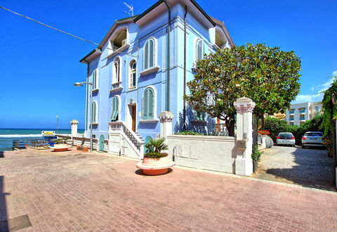 Casa Riva: Cielo, Pianta, Proprietà, Costruzione, Acqua, Finestra, Albero, Zona Residenziale, Immobiliare, Facciata