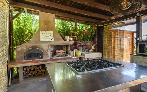 Villa Pancole: Proprietà, Elettrodomestico Da Cucina, Legna, Controsoffitto, Cucina Stufa, Interior Design, Tavolo, Soggiorno, Stufa A Gas, Cucina