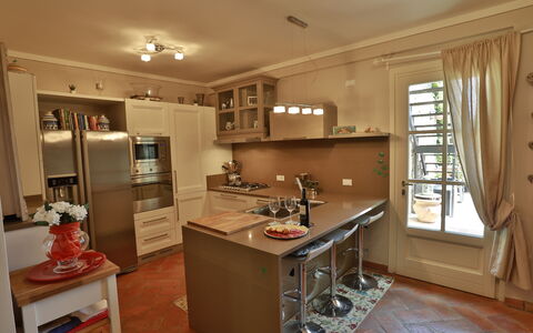 La Quiete: Cabinetry, Proprietà, Mobilia, Controsoffitto, Finestra, Elettrodomestico Da Cucina, Legna, Elettrodomestico, Cucina, Tavolo