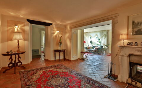 La Quiete: Mobilia, Cornice, Costruzione, Legna, Sedia, Tavolo, Interior Design, Pavimentazione, Sala, Soggiorno