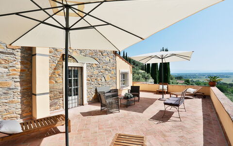 La Quiete: Proprietà, Mobilia, Cielo, Shade, Mobili Da Esterno, Interior Design, Architettura, Tavolo, Sedia, Legna