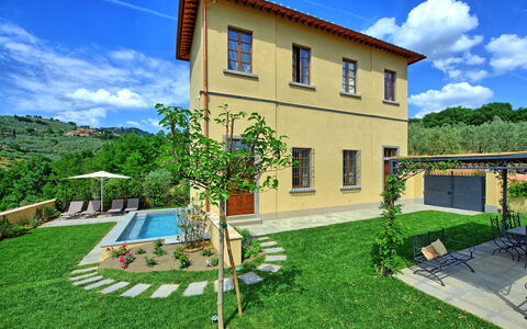 Casa Lionardo: Nube, Cielo, Pianta, Proprietà, Costruzione, Finestra, Lotto, Albero, Architettura, Erba