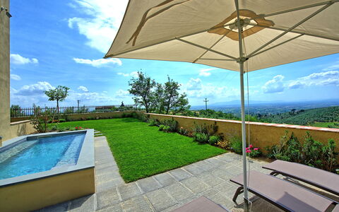 Casa Lionardo: Acqua, Pianta, Cielo, Proprietà, Nube, Blu, Shade, Mobili Da Esterno, Ombrello, Albero
