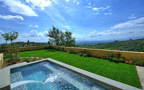 Casa Lionardo: Nube, Cielo, Acqua, Pianta, Proprietà, Azzurro, Paesaggio Naturale, Erba, Piscina, Albero