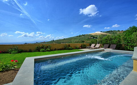 Casa Lionardo: Acqua, Nube, Pianta, Cielo, Giorno, Risorse Idriche, Paesaggio Naturale, Azzurro, Piscina, Rettangolo