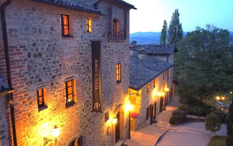 Borgo Al Castello: Cielo, Finestra, Costruzione, Pianta, Albero, Casa, Crepuscolo, Facciata, Paesaggio, Città