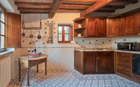Borgo Al Castello: Cabinetry, Mobilia, Controsoffitto, Finestra, Cucina, Costruzione, Legna, Interior Design, Elettrodomestico Da Cucina, Cucina Stufa