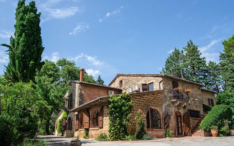 Villa Pania: Nube, Pianta, Cielo, Finestra, Albero, Villetta, Costruzione, Erba, Facciata, Paesaggio Naturale