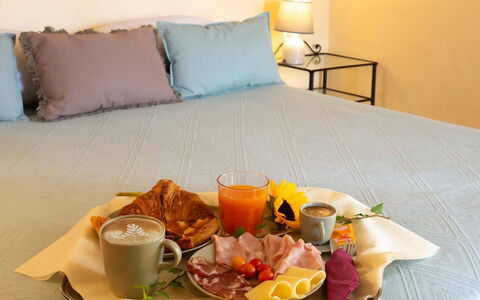 Villa Pania: Cibo, Tavola, Tavolo, Mobilia, Tazza, Arancia, Ingrediente, Piatto, Comfort, Tazza Di Caffè