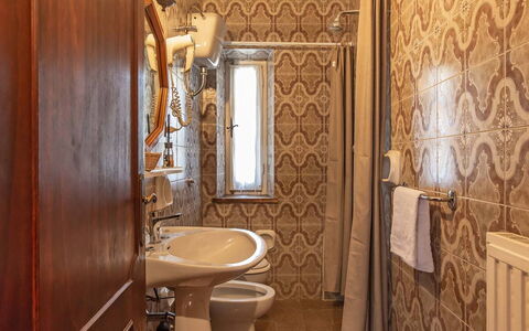 Villa Pania: Marrone, Proprietà, Idraulico Fixture, Lavello, Bagno, Legna, Rubinetto, Specchio, Costruzione, Interior Design