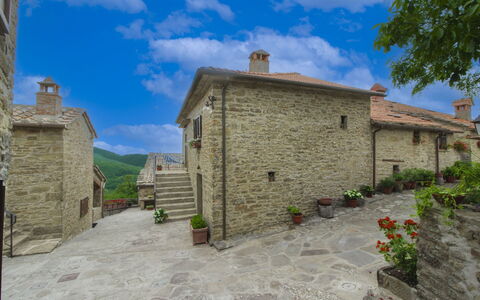 La Casa nel Borgo: Collina, Piscina, Catena Montuosa, Mobili Da Esterno, Eco Hotel, Flagstone, Ricorrere, Cresta, Landscaping, Tropici