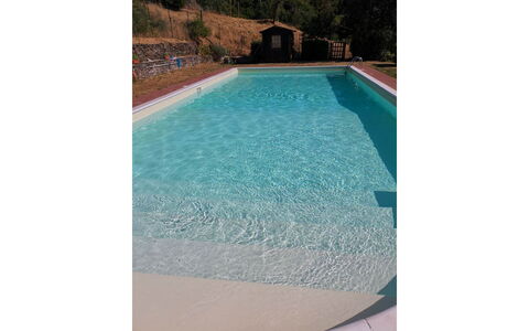 La Casa nel Borgo: Acqua, Azzurro, Rettangolo, Piscina, Shade, Aqua, Materiale Composito, Tinte E Ombre, Paesaggio