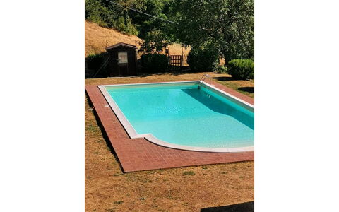 La Casa nel Borgo: Acqua, Mobilia, Piscina, Costruzione, Tavolo, Shade, Mobili Da Esterno, Rettangolo, Albero, Legna