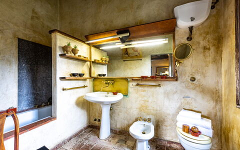 Podere La Torre: Specchio, Rubinetto, Idraulico Fixture, Proprietà, Lavello, Lavandino Del Bagno, Bagno, Legna, Interior Design, Architettura