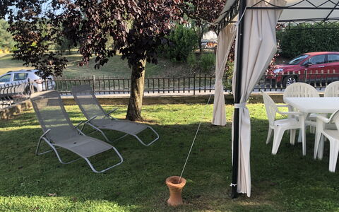 Il Campanile: Pianta, Ruota, Shade, Albero, Auto, Sedia, Erba, Spazio Pubblico, Tinte E Ombre