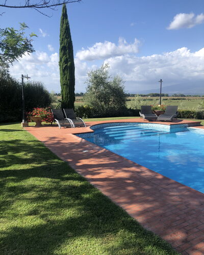 Il Campanile: Nube, Acqua, Cielo, Pianta, Giorno, Proprietà, Albero, Shade, Architettura, Paesaggio Naturale