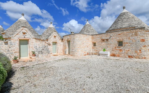 Trullo Ulivo: Nube, Cielo, Pianta, Costruzione, Finestra, Paesaggio, Casa, Erba, Facciata, Muro ​​Di Pietra