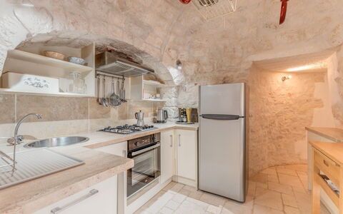 Trullo Ulivo: Cabinetry, Proprietà, Controsoffitto, Mobilia, Lavello, Costruzione, Legna, Cucina, Rubinetto, Illuminazione