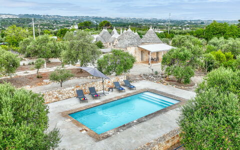 Trullo Ulivo: Acqua, Cielo, Pianta, Proprietà, Nube, Costruzione, Piscina, Azzurro, Natura, Albero