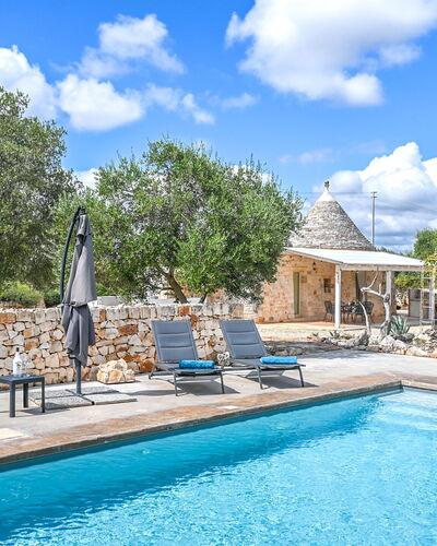 Trullo Ulivo: Acqua, Nube, Pianta, Cielo, Proprietà, Mobilia, Piscina, Blu, Azzurro, Albero