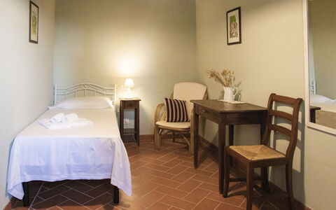 Montauto: Tavolo, Proprietà, Mobilia, Legna, Sedia, Cornice, Interior Design, Costruzione, Pavimentazione, Pavimento